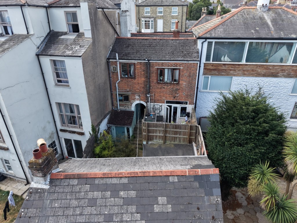Lot: 60 - THREE-BEDROOM COTTAGE FOR INVESTMENT OR OCCUPATION - Rear of the house